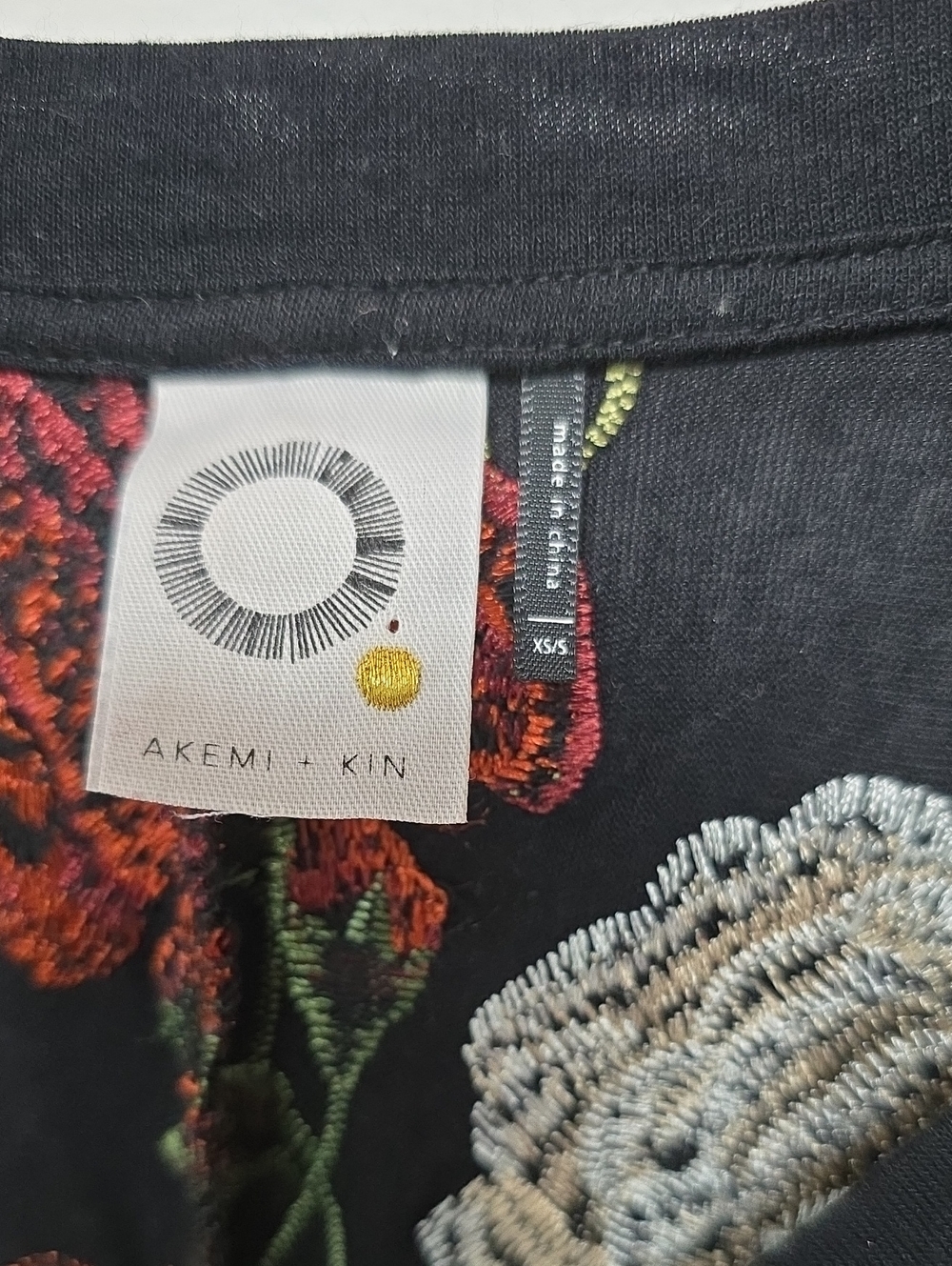 Akemi + Kin Anthropologie Top Blouse Size XS/S Floral Embroidered Black Relaxed - Picture 10 of 12